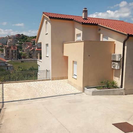 Апартаменты Magi House With Pool Подстрана Экстерьер фото